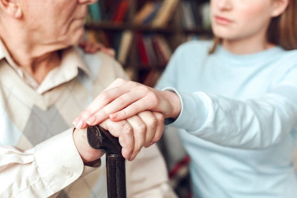 رعاية كبار السن في ظل الأزمات